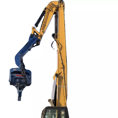 Schwergeräte, die mit einem langen Boom ausgerüstet sind, die für verschiedene Arten von Baggern einen Boomarm aufstellen