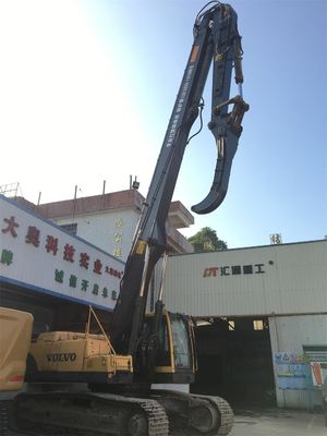 Schwergeräte, die mit einem langen Boom ausgerüstet sind, die für verschiedene Arten von Baggern einen Boomarm aufstellen